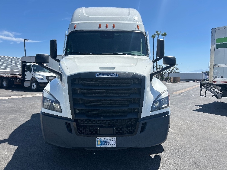 Used 2024 Freightliner Cascadia - photo 2