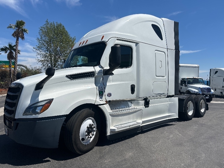 Used 2024 Freightliner Cascadia - photo 5