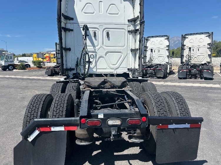 Used 2024 Freightliner Cascadia - photo 8