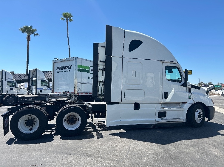 Used 2024 Freightliner Cascadia - photo 10