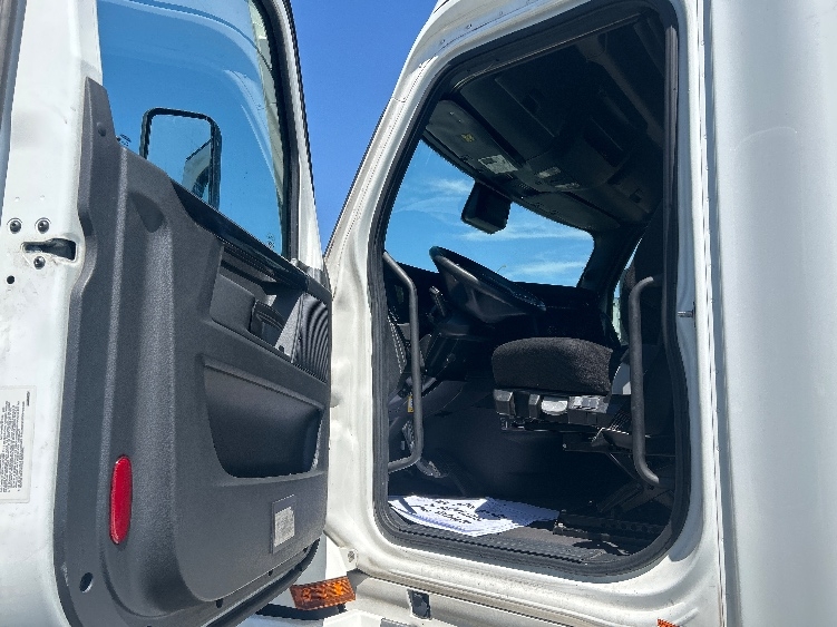 Used 2024 Freightliner Cascadia - photo 11