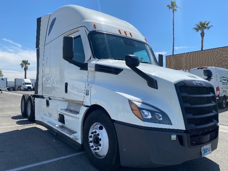Used 2024 Freightliner Cascadia - photo 1