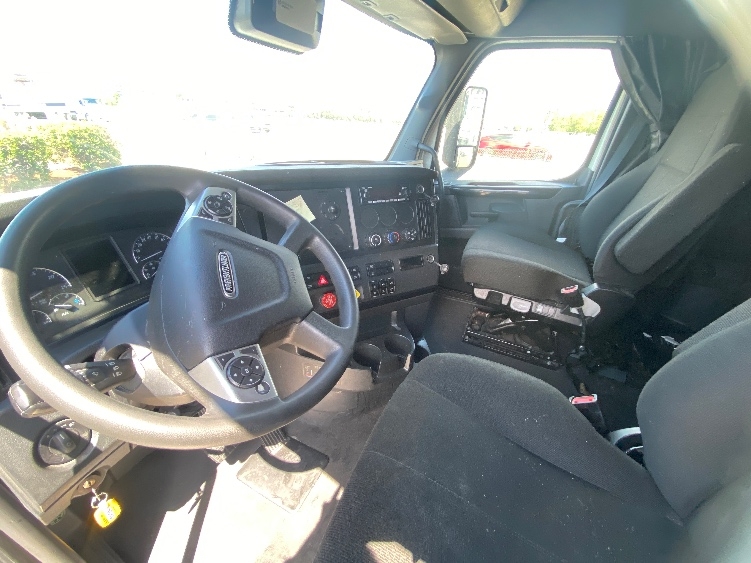 Used 2024 Freightliner Cascadia - photo 12