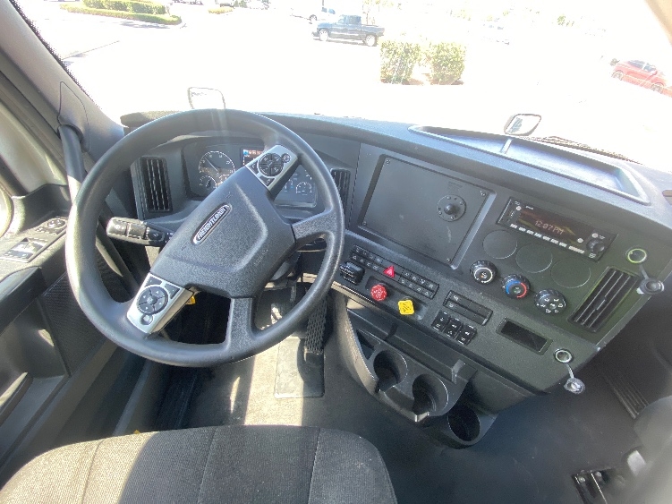 Used 2024 Freightliner Cascadia - photo 13
