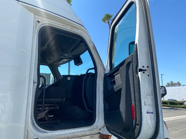 Used 2024 Freightliner Cascadia - photo 15