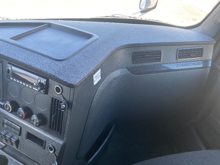 Used 2024 Freightliner Cascadia - photo 16