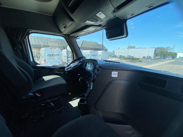 Used 2024 Freightliner Cascadia - photo 17