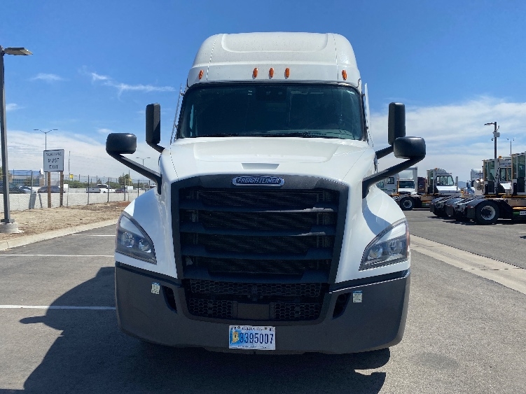 Used 2024 Freightliner Cascadia - photo 2