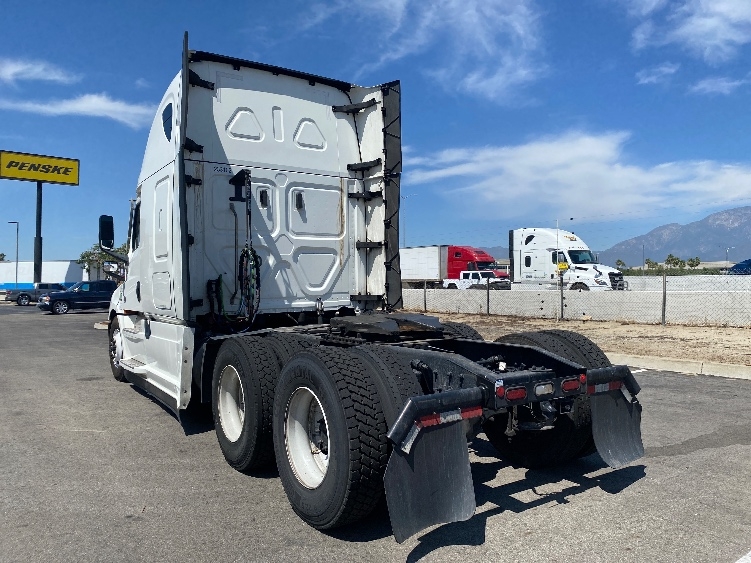 Used 2024 Freightliner Cascadia - photo 7