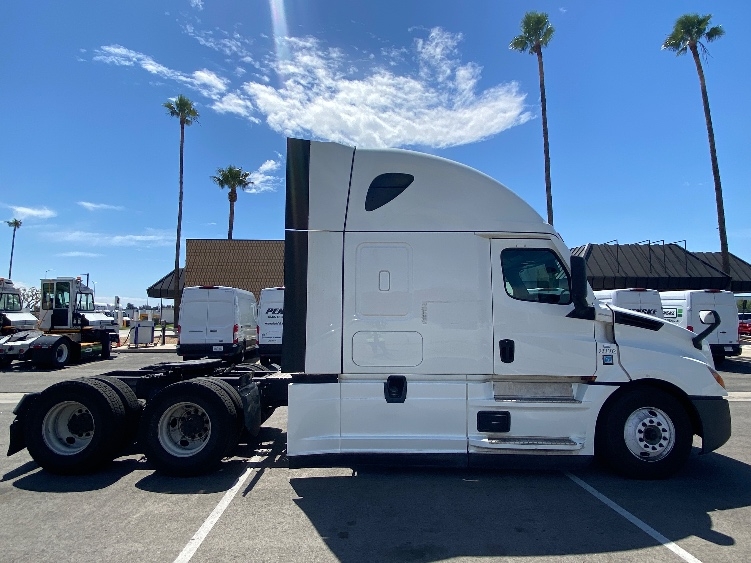 Used 2024 Freightliner Cascadia - photo 10