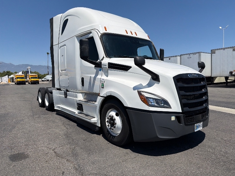 Used 2024 Freightliner Cascadia - photo 1