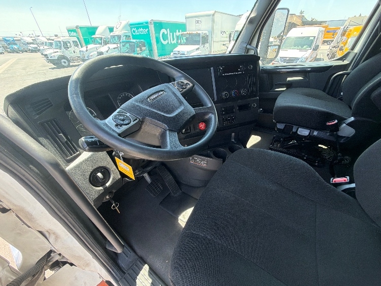 Used 2024 Freightliner Cascadia - photo 12