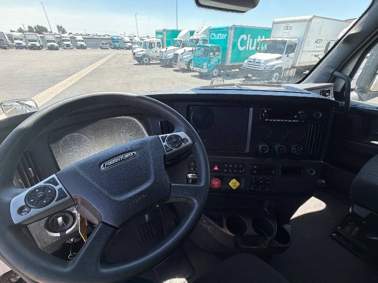 Used 2024 Freightliner Cascadia - photo 13