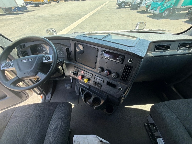 Used 2024 Freightliner Cascadia - photo 14
