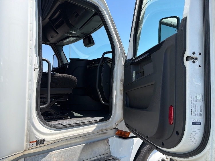 Used 2024 Freightliner Cascadia - photo 15