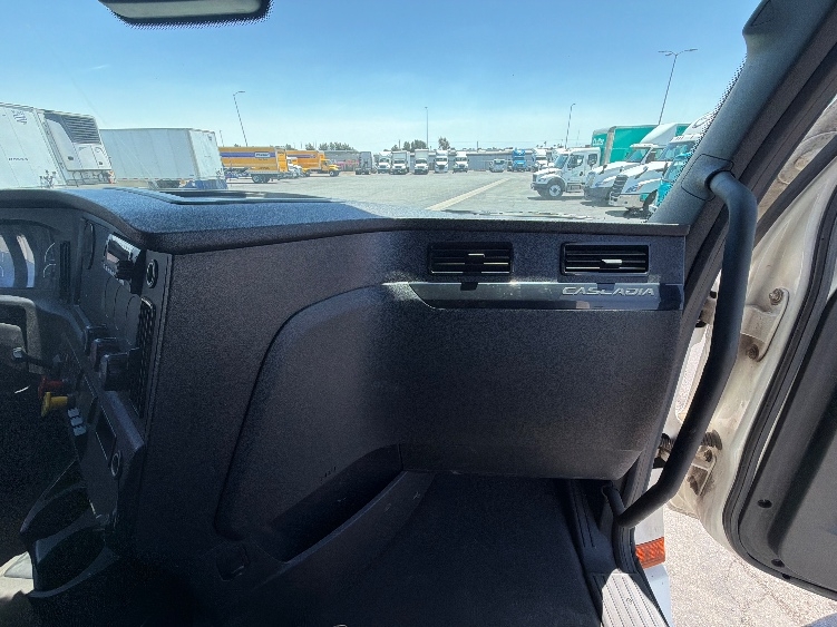 Used 2024 Freightliner Cascadia - photo 16