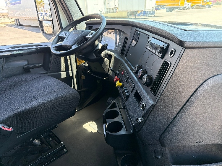 Used 2024 Freightliner Cascadia - photo 17