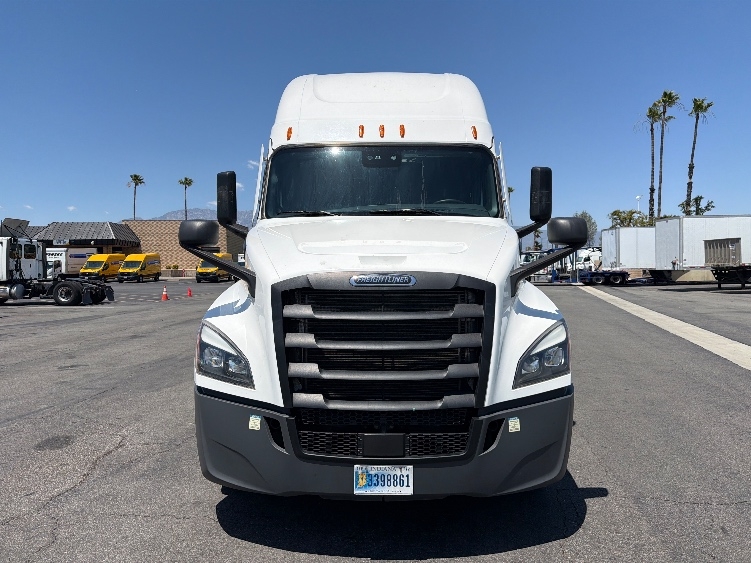 Used 2024 Freightliner Cascadia - photo 2
