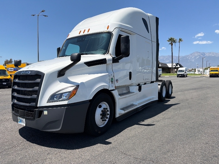 Used 2024 Freightliner Cascadia - photo 5