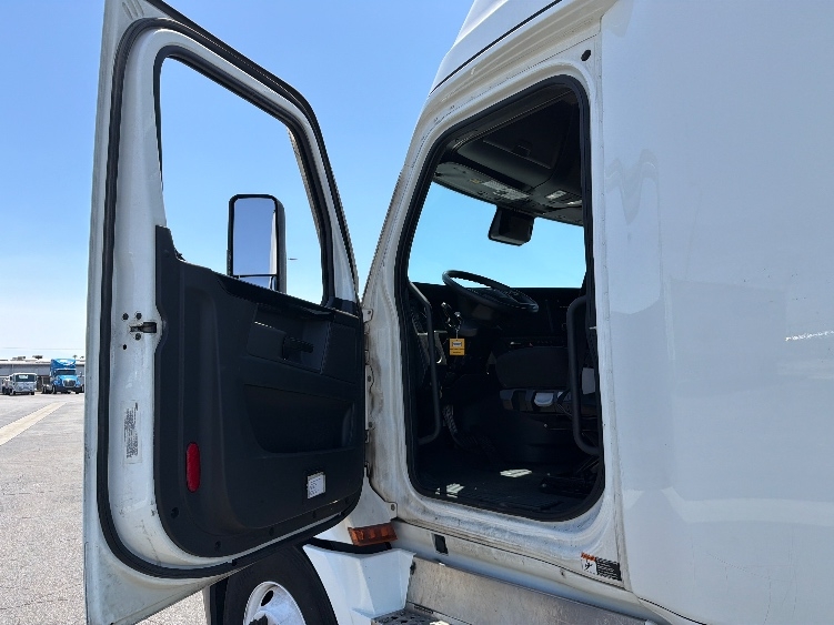 Used 2024 Freightliner Cascadia - photo 11