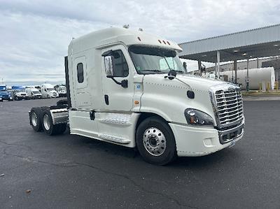 Used 2019 Freightliner Cascadia Detroit DD15AT Semi Truck with Sleeper Cab for sale #235006 - photo 1