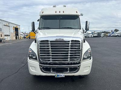 Used 2019 Freightliner Cascadia Detroit DD15AT Semi Truck with Sleeper Cab for sale #235006 - photo 2