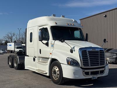 Used 2019 Freightliner Cascadia Detroit DD15AT Semi Truck with Sleeper Cab for sale #235024 - photo 1