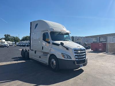 Used 2019 Freightliner Cascadia Detroit DD15AT Semi Truck with Sleeper Cab for sale #235661 - photo 1