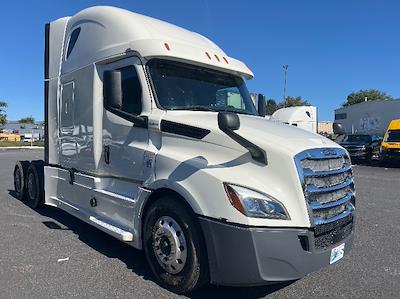 Used 2019 Freightliner Cascadia Detroit DD15AT Semi Truck with Sleeper Cab for sale #235668 - photo 1