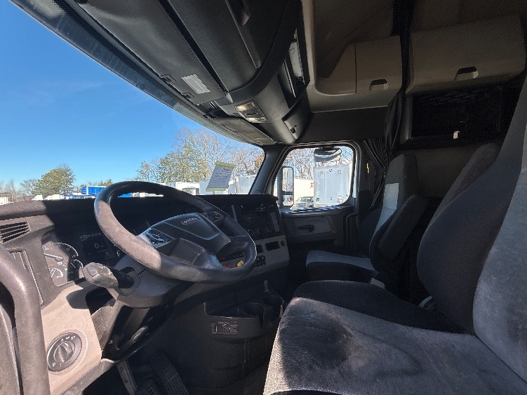 Used 2019 Freightliner Cascadia - photo 12