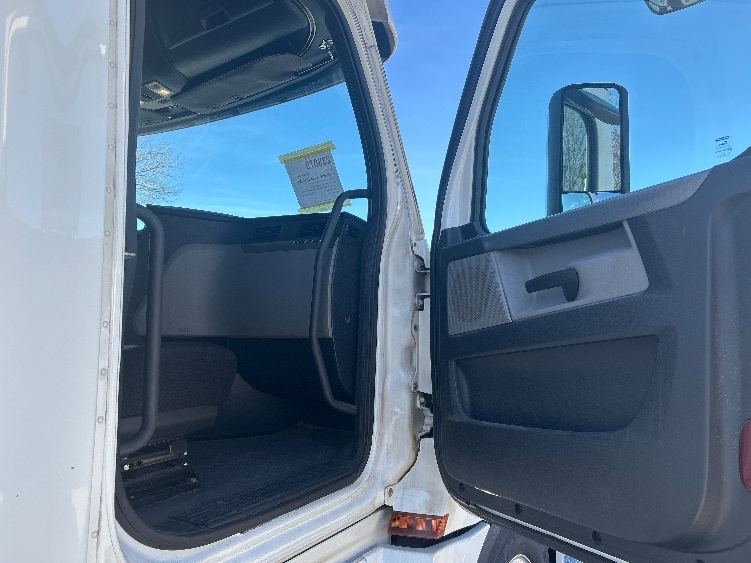 Used 2019 Freightliner Cascadia - photo 15