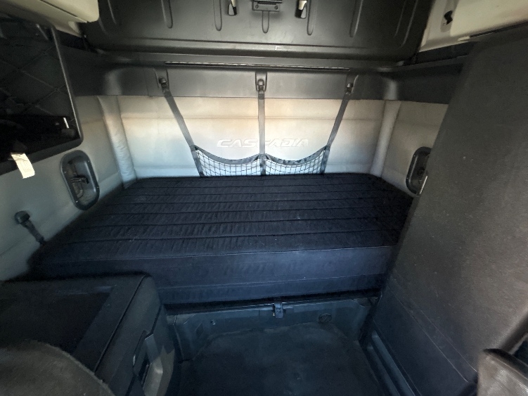 Used 2019 Freightliner Cascadia - photo 18