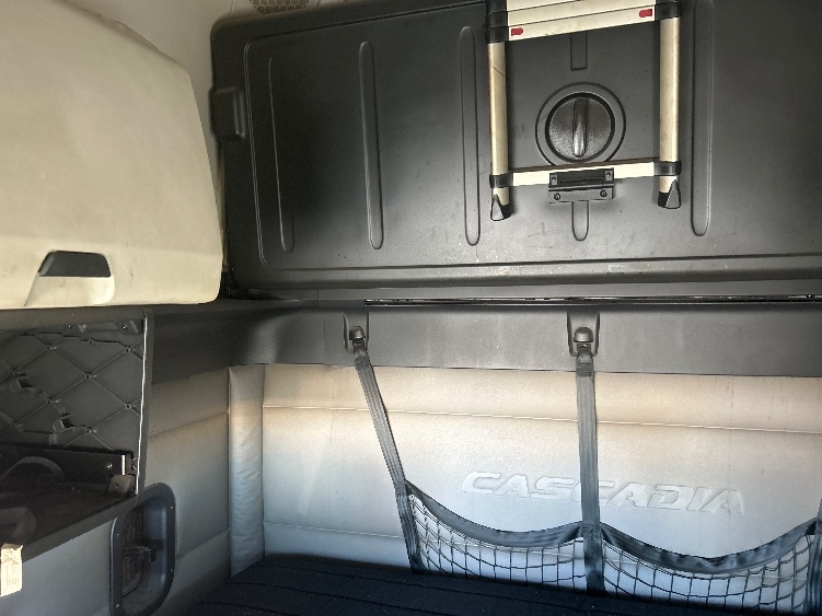 Used 2019 Freightliner Cascadia - photo 19