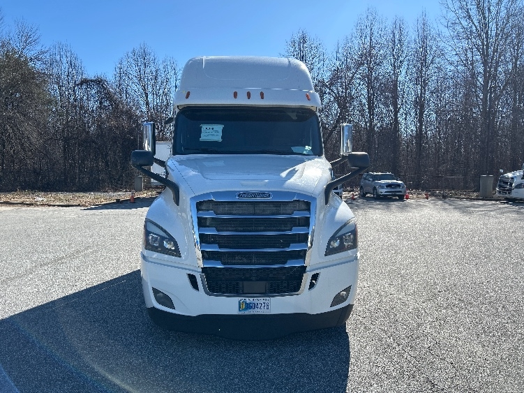 Used 2019 Freightliner Cascadia - photo 2