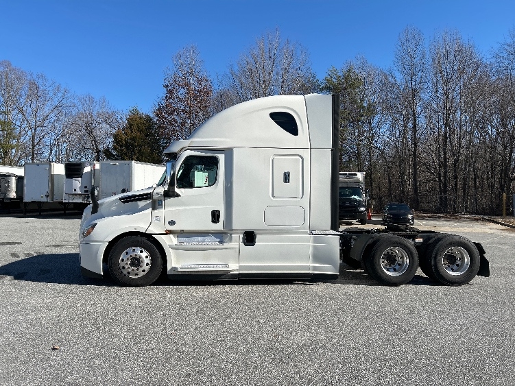 Used 2019 Freightliner Cascadia - photo 6