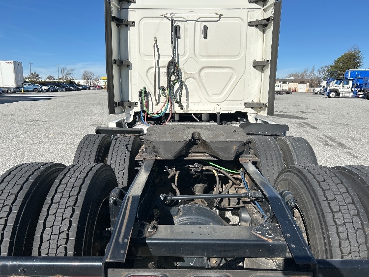 Used 2019 Freightliner Cascadia - photo 8