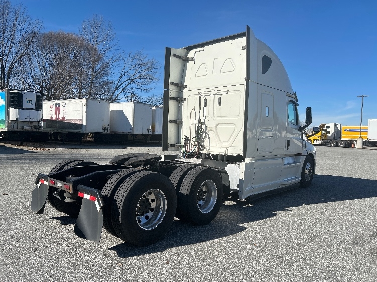 Used 2019 Freightliner Cascadia - photo 9