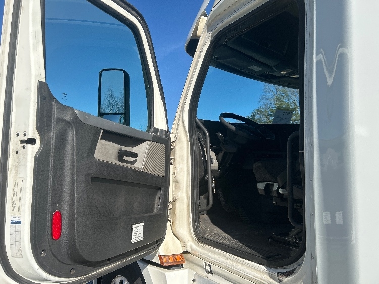 Used 2019 Freightliner Cascadia - photo 11
