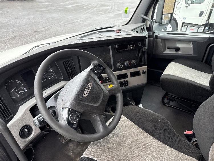 Used 2019 Freightliner Cascadia - photo 12