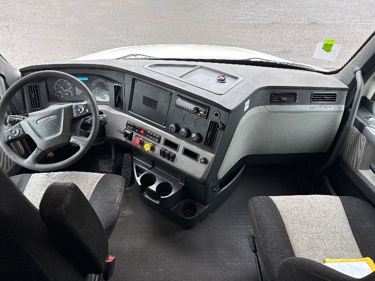 Used 2019 Freightliner Cascadia - photo 14