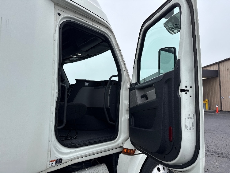 Used 2019 Freightliner Cascadia - photo 15