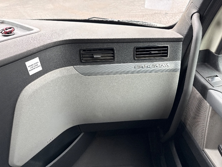 Used 2019 Freightliner Cascadia - photo 16
