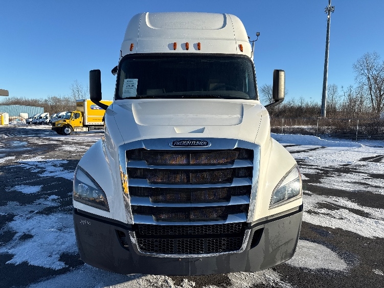 Used 2019 Freightliner Cascadia - photo 2