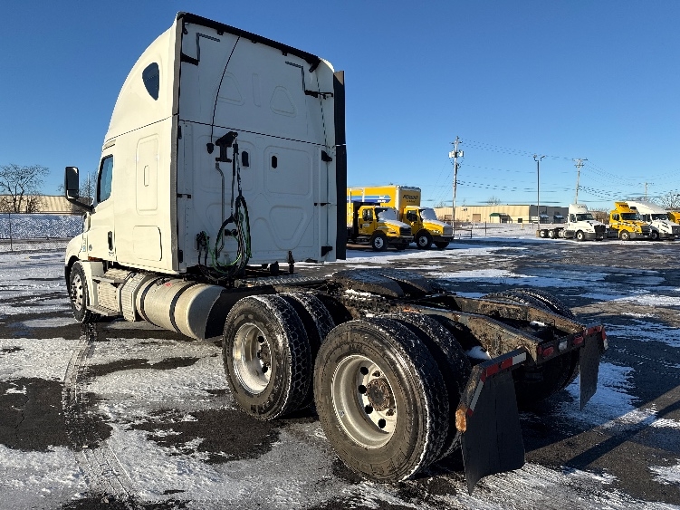 Used 2019 Freightliner Cascadia - photo 7