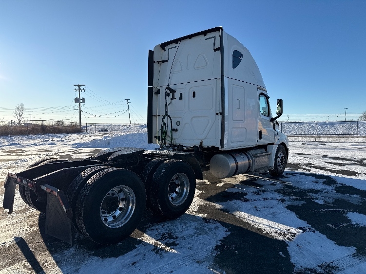 Used 2019 Freightliner Cascadia - photo 9
