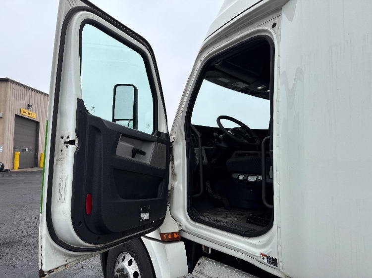 Used 2019 Freightliner Cascadia - photo 11