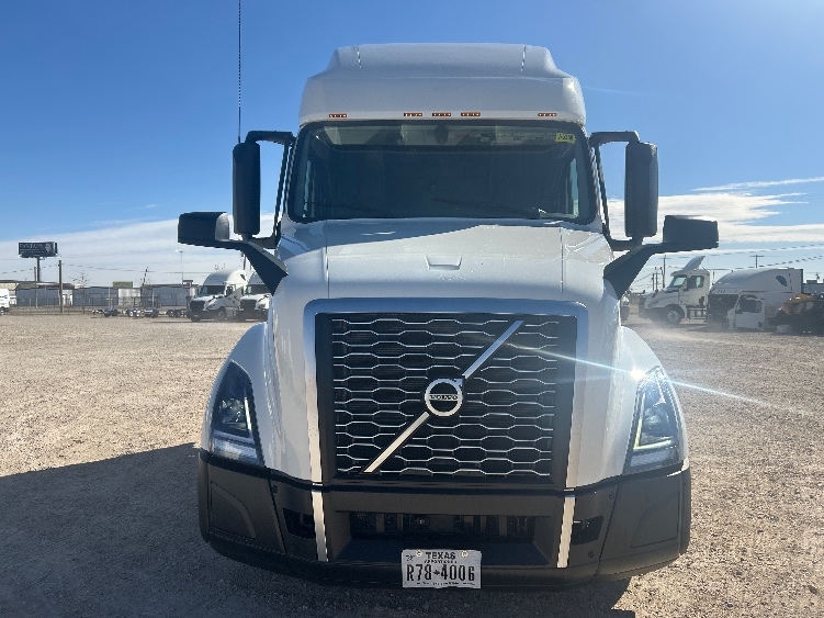 Used 2024 Volvo VNL - photo 2