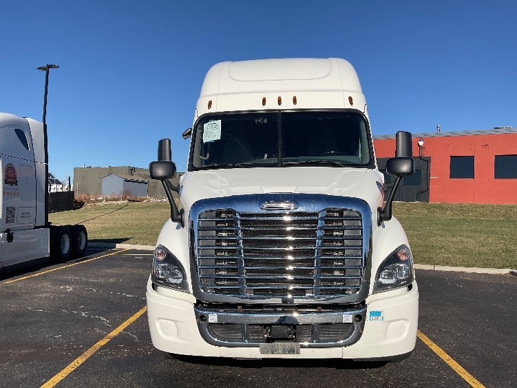 Used 2019 Freightliner Cascadia - photo 2
