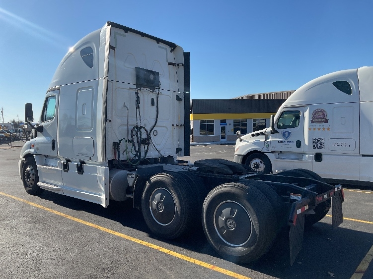 Used 2019 Freightliner Cascadia - photo 7