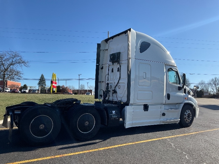 Used 2019 Freightliner Cascadia - photo 10